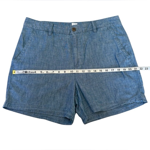 GAP, High Rise 4" Khaki Girlfriend Shorts, Size 14, Blue Chambray - Picture 4 of 10